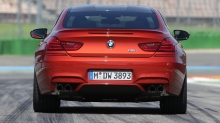 Красный BMW M6 на асфальте со стертыми покрышками